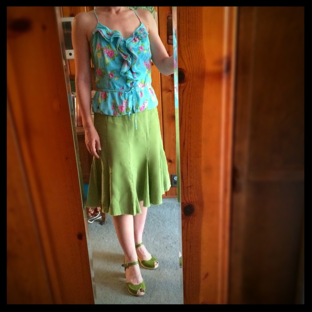 💚 Cheery green linen skirt!